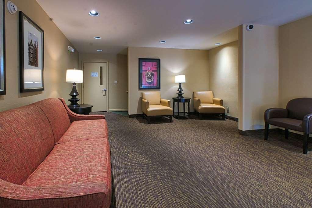 Suburban Studios Louisville East Интерьер фото