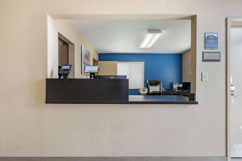 Suburban Studios Louisville East Интерьер фото