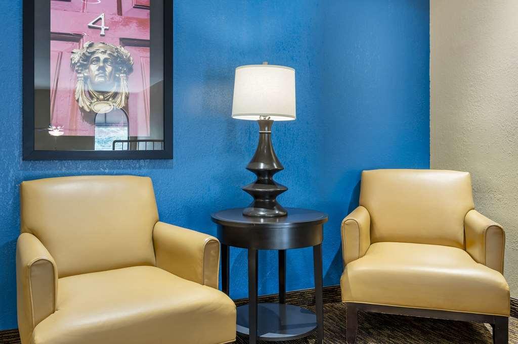 Suburban Studios Louisville East Интерьер фото