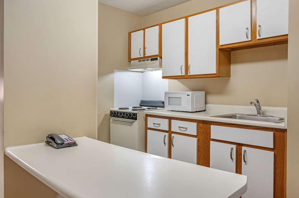 Suburban Studios Louisville East Номер фото