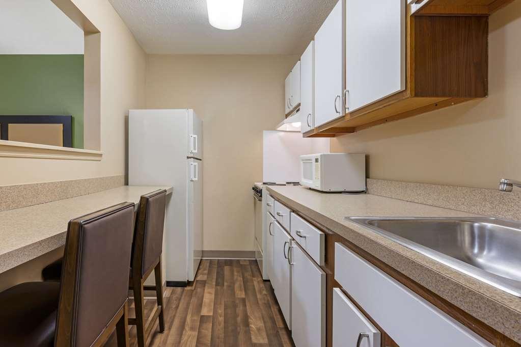 Suburban Studios Louisville East Номер фото